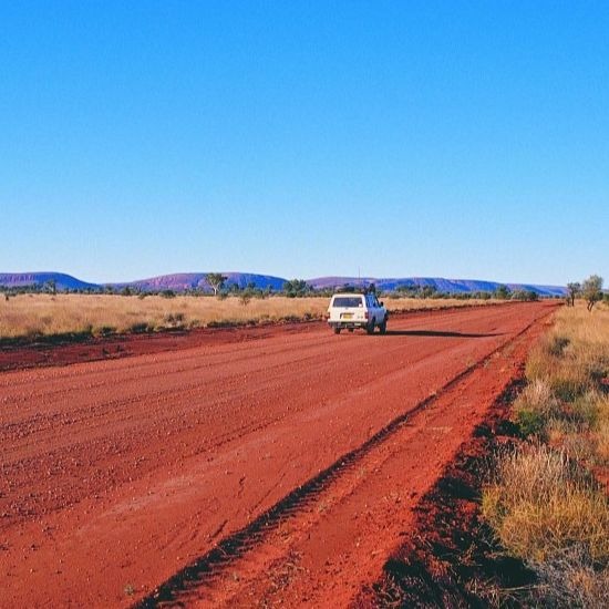 Australia-Outback-Gunbarrel-strada-con-veicolo-dove-possiamo-notare-il-clima-tipicamente-della-zona-1024x683